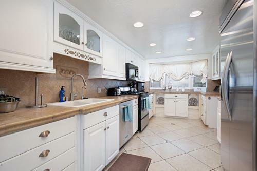 New Listing! Oceanfront Eden With Private Beach Home