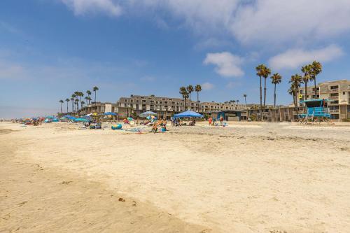 Penthouse Condo W/ Panoramic Ocean Views At Beach Resort