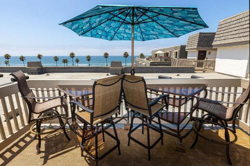 Penthouse Condo W/ Panoramic Ocean Views At Beach Resort