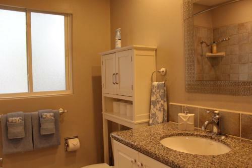 Walking Distance To Beach And Monterey Bay