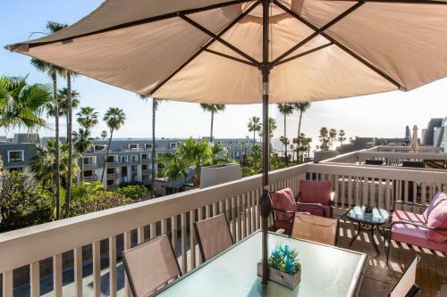 3 Bedroom! - Complex Is On The Beach With Huge Pool