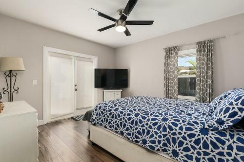 Updated Home & Studio - Walk To Beach & Downtown Home