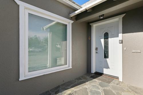 Updated Home & Studio - Walk To Beach & Downtown Home