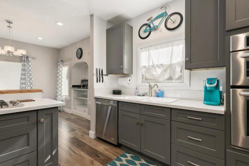 Updated Home & Studio - Walk To Beach & Downtown Home