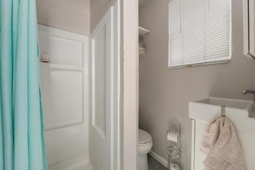 Updated Home & Studio - Walk To Beach & Downtown Home