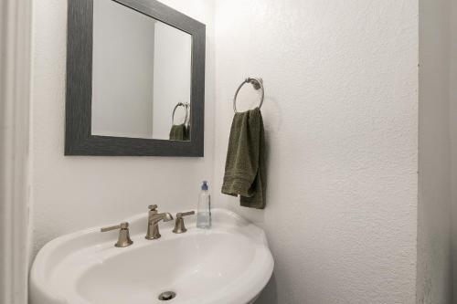 Updated Home & Studio - Walk To Beach & Downtown Home