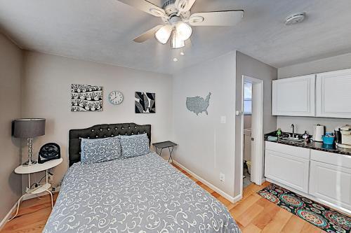 Studio By The Strand - Fenced Yard - Walk Downtown Cabin
