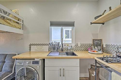 Apartamento Cozy Studio With Laundry And AC 2 Mi To Beach!