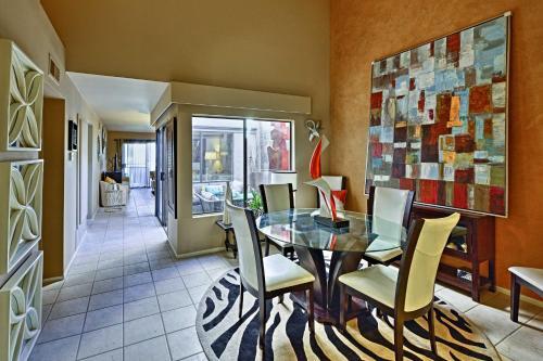Palm Desert Townhouse With Mtn Views And Pool Access!