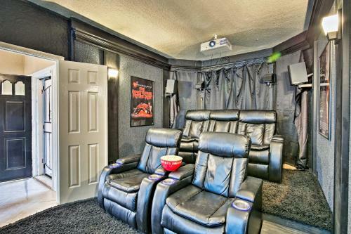 Upscale Home With Private Pool And Theater Room!