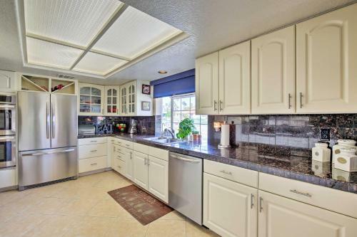 Upscale Home With Private Pool And Theater Room!