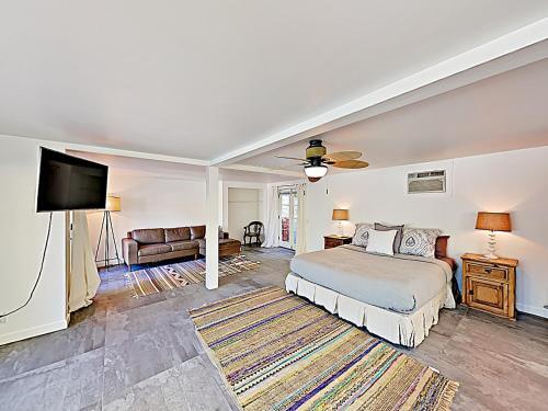 New Listing! Classic Downtown Home With Pool