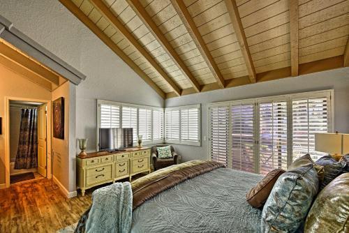 Updated Palm Springs Townhome With Pool And Golf Access