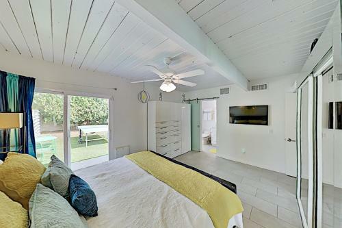 Mid-century Modern Escape - Pool, Hot Tub, Firepit Home