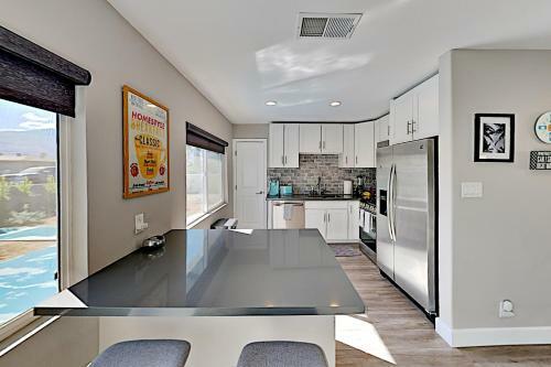 All-new Mountain-view Home - Private Pool & Spa Home