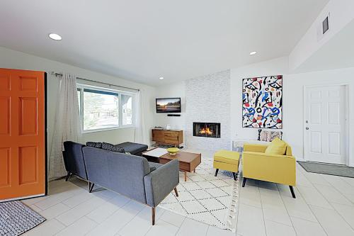 Gated Mountain-view Haven With Pool, Hot Tub And Firepit Home