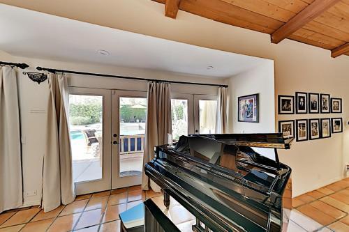 Tahquitz Getaway - Private Pool & Outdoor Kitchen Home