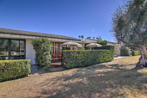 Modern Palm Springs Townhome - Steps To Pool!