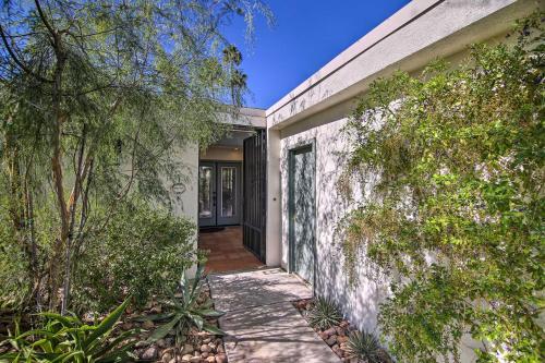 Modern Palm Springs Townhome - Steps To Pool!