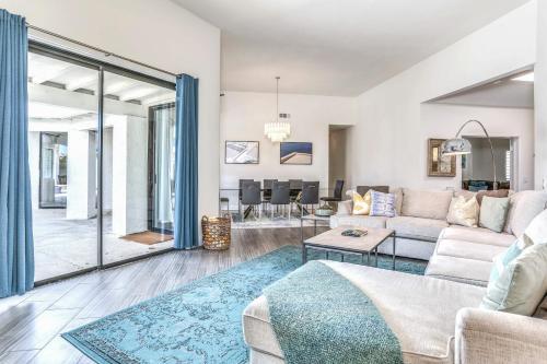 New Listing! Spacious 4br Haven With Private Pool Home