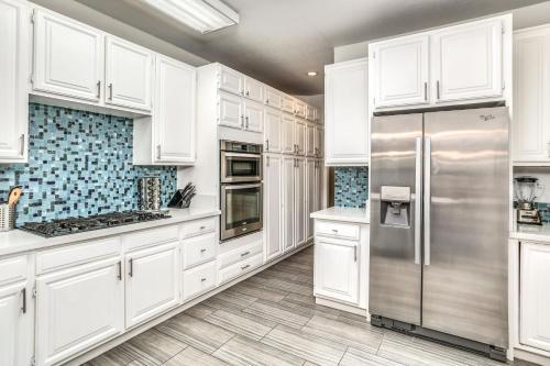 New Listing! Spacious 4br Haven With Private Pool Home