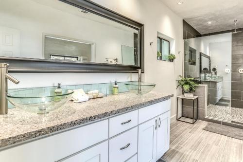 New Listing! Spacious 4br Haven With Private Pool Home