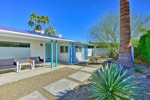 Luxe Palm Springs Oasis With Backyard Lounge