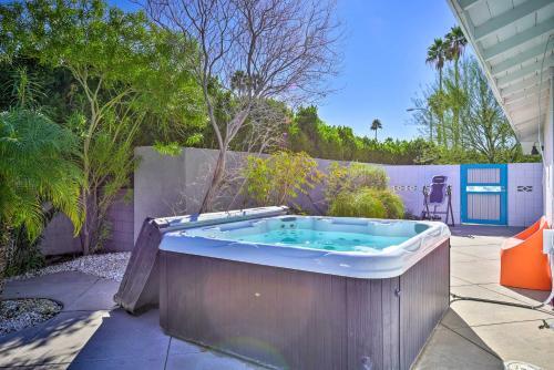 Luxe Palm Springs Oasis With Backyard Lounge