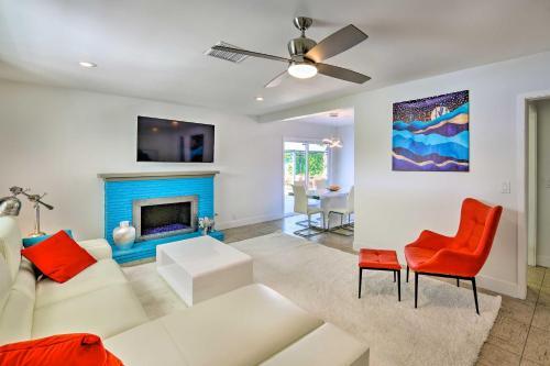 Luxe Palm Springs Oasis With Backyard Lounge