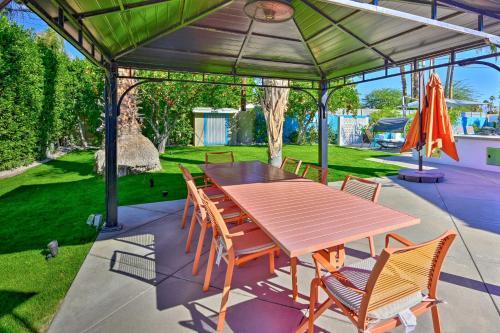 Luxe Palm Springs Oasis With Backyard Lounge