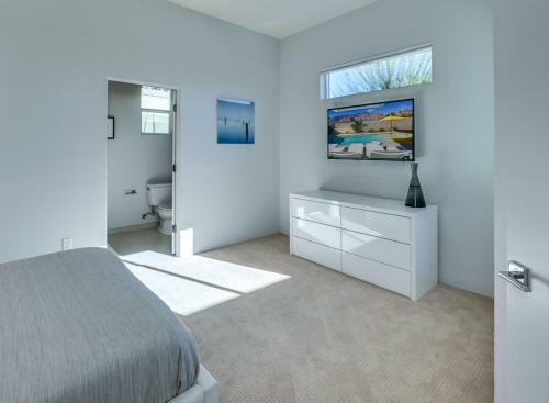 Modern Distinction In South Palm Springs