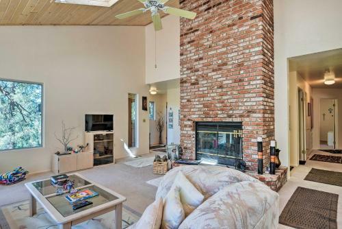 Pine Mountain Club Cottage With Wraparound Deck!