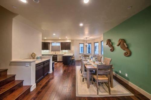Condo With Amazing Ocean Views From Rooftop Deck