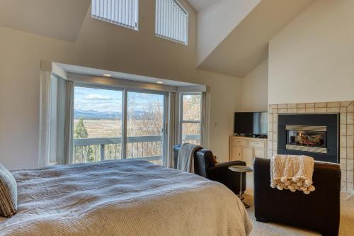 Sleek Hill Haven With Martis Valley Views