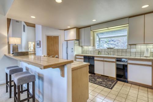 Sleek Hill Haven With Martis Valley Views