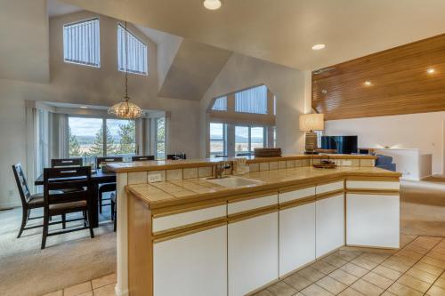 Sleek Hill Haven With Martis Valley Views