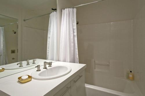 Modern Luxury At Tamarisk