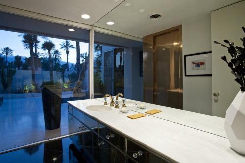 Modern Luxury At Tamarisk