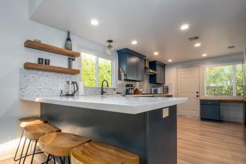 Chic Beach Getaway With Hot Tub & Firepit Home