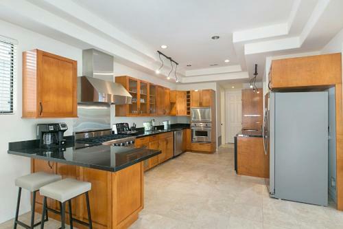 Walk To Beach! Ocean-view Dream With Rooftop Deck Home