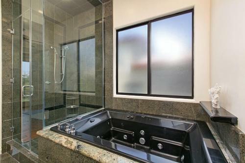 Walk To Beach! Ocean-view Dream With Rooftop Deck Home