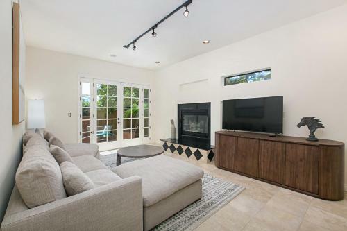 Walk To Beach! Ocean-view Dream With Rooftop Deck Home