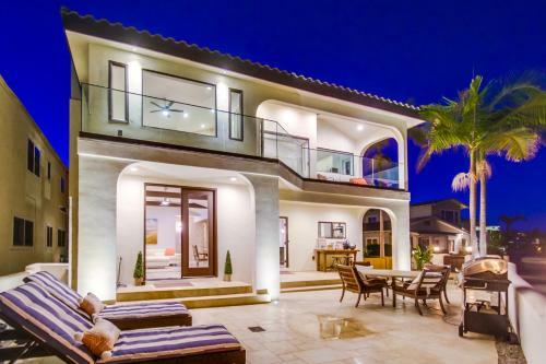 Villa Exclusive 1,000sf Ground Level Waterfront Patio, AC