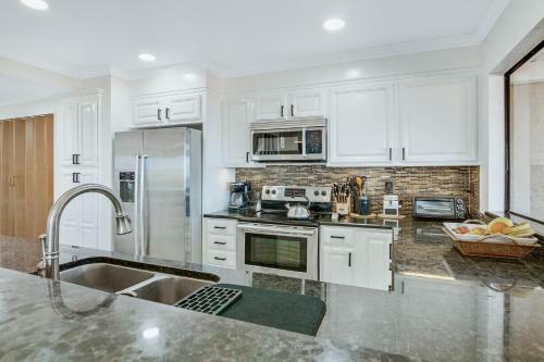 Panoramic Ocean Views - 15-minute Walk To Beach Condo
