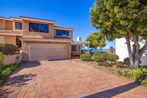 Panoramic Ocean Views - 15-minute Walk To Beach Condo