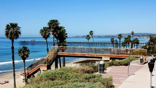 Panoramic Ocean Views - 15-minute Walk To Beach Condo