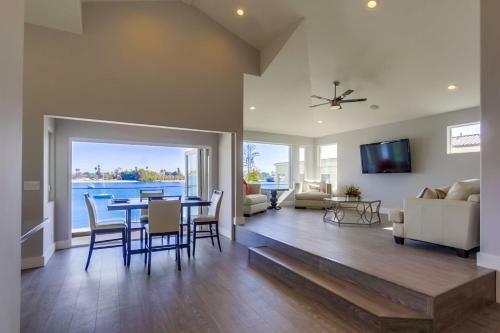 60ft Of Water Frontage, Ac, Upper Level Unit