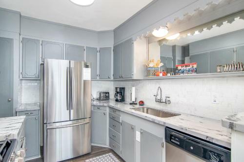 New Listing! Updated Victorian With Downtown Views Home