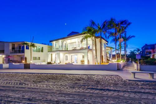 Exclusive 1,000sf Ground Level Waterfront Patio, AC