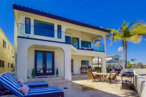 Exclusive 1,000sf Ground Level Waterfront Patio, AC